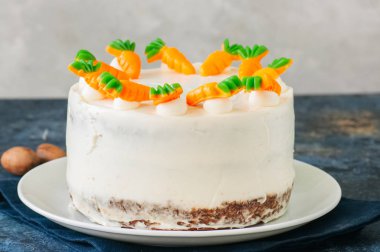 Ev yapımı havuçlu kek krem peynir frosting ile havuç marmelatlar ile dekore edilmiştir. Yakın çekim.