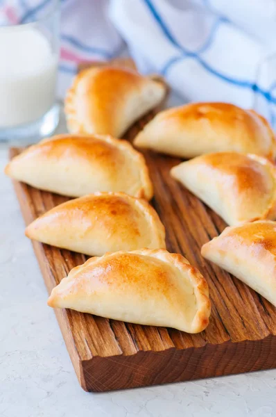 Empanadas Caseras Rellenas Papa Sobre Una Tabla Madera Fondo Piedra — Foto de Stock