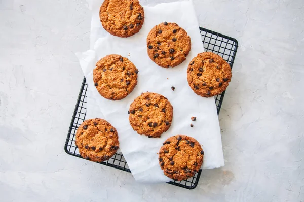 Hemmagjord Choklad Chips Cookies Tråd Rack Vit Sten Bakgrund Traditionella — Stockfoto