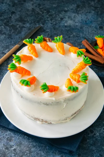 自制胡萝卜蛋糕配奶油芝士霜 用胡萝卜果酱装饰 — 图库照片