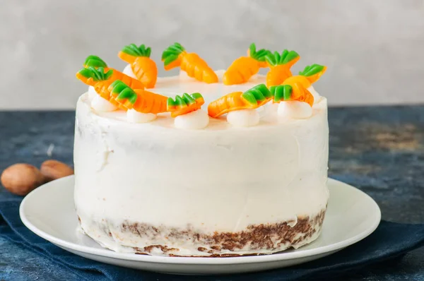 Tarta Zanahoria Casera Con Glaseado Queso Crema Decorado Con Mermeladas —  Fotos de Stock