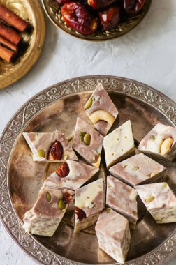 Vintage tabakta geleneksel Doğu tatlı - helva ile fındık ve tohumlar. 