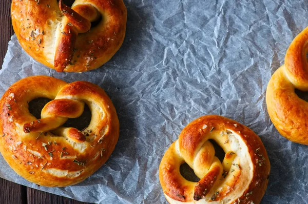 Ahşap arka plan üzerine kekik ile geleneksel tuzlu kraker. Oktoberfest ya da bira Aperatif kavramı. En iyi görünüm ve kopya alanı.
