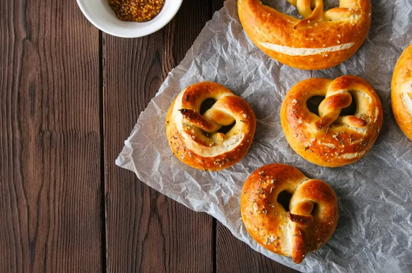 Ahşap arka plan üzerine kekik ile geleneksel tuzlu kraker. Oktoberfest ya da bira Aperatif kavramı. En iyi görünüm ve kopya alanı.