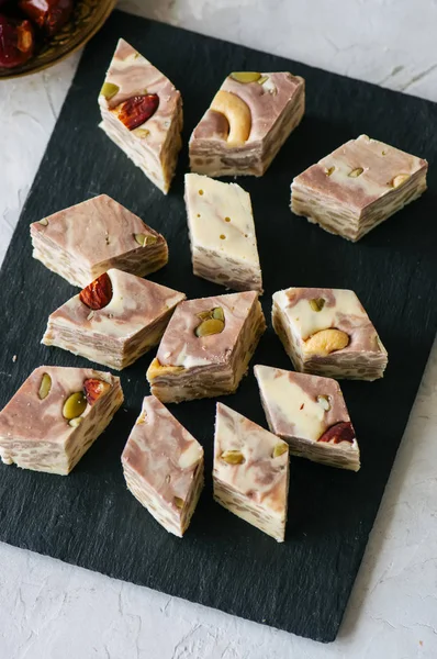 Geleneksel Doğu tatlı - helva deli ve tohum ile kayrak bir gemide görev yaptı.