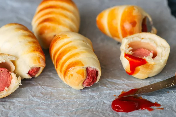 Varkens Een Deken Een Bakken Papier Close Fastfood Bier Snack — Stockfoto