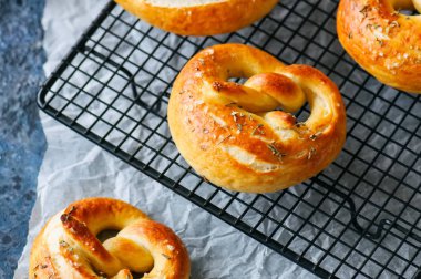 Mavi taş zemin üzerine kekik ile geleneksel tuzlu kraker. Oktoberfest ya da bira Aperatif kavramı.