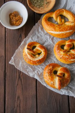 Ahşap arka plan üzerine kekik ile geleneksel tuzlu kraker. Oktoberfest ya da bira Aperatif kavramı.