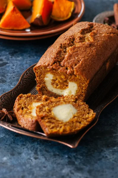 Taze pişmiş kabak sade bir tel raf servis kek krem peynir dolum ile