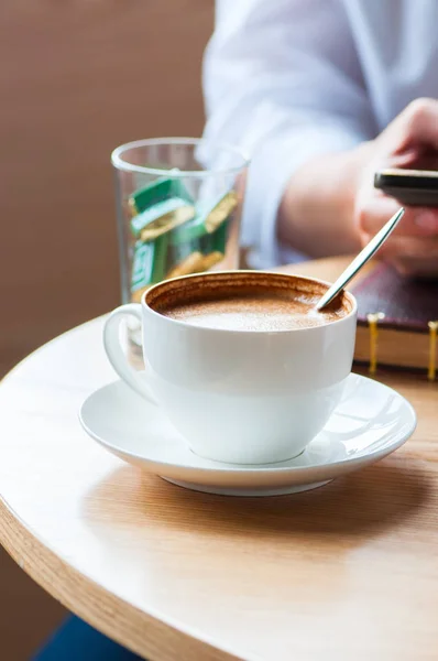 Conceito Pausa Para Café Telefone Inteligente Mão Uma Mulher Fechar — Fotografia de Stock