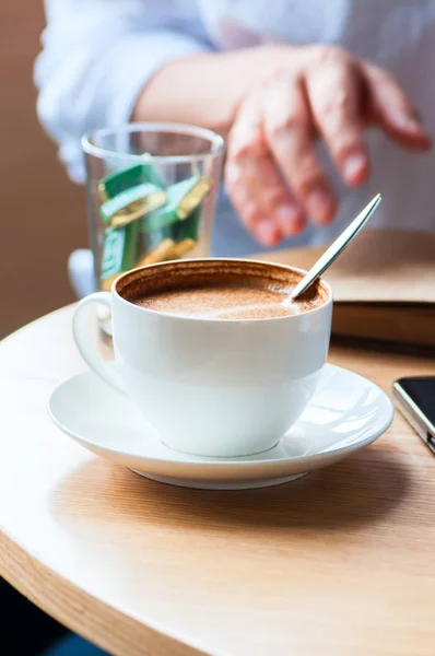 Feche Xícara Café Mulher Trabalhar Fundo Pausa Para Café Conceito — Fotografia de Stock