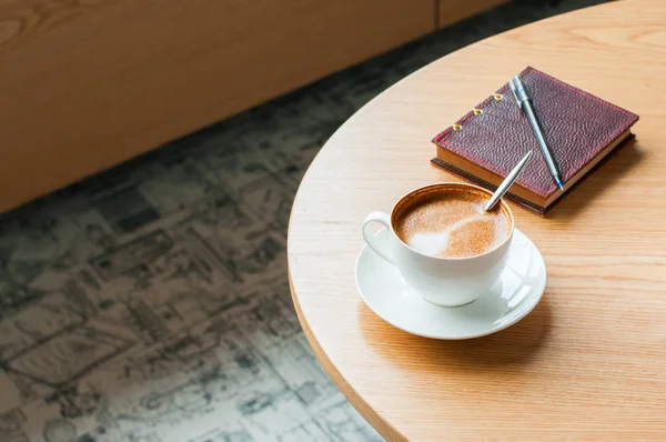 Xícara Café Livro Notas Com Caneta Uma Mesa Trabalho Espaço — Fotografia de Stock