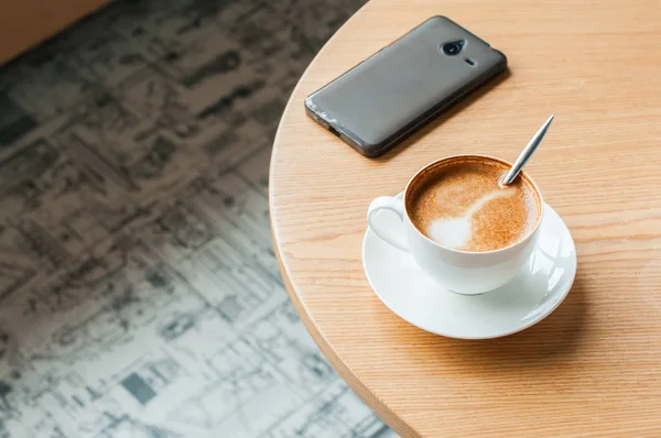 Xícara Café Smartphone Uma Mesa Trabalho Espaço Cópia Vista Horizontal — Fotografia de Stock