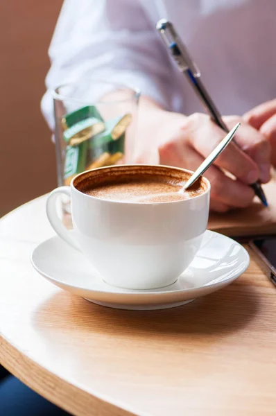 Feche Xícara Café Mulher Escrevendo Com Caneta Livro Anotações Estilo — Fotografia de Stock