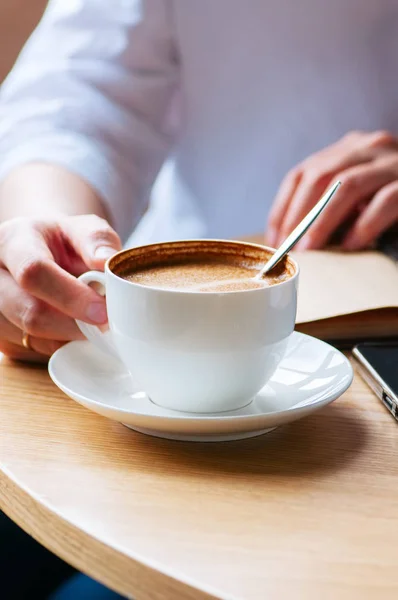 Mulher Segurando Uma Xícara Café Fecha Conceito Estilo Vida Pausa — Fotografia de Stock