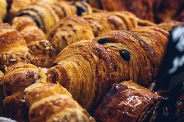 Taze pişmiş puf böreği bir Counter. Kadar yakın ve tonda.