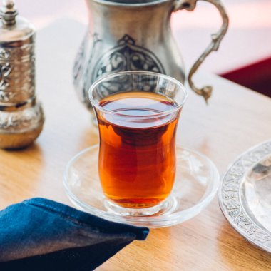 Otantik Cam Kupası'nda Türk çayı. Closu kadar. Kare görüntü.