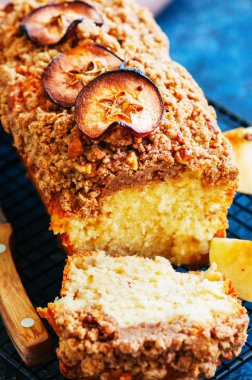 Ev yapımı elma pasta bir tel raf beyaz taş zemin üzerine alınarak parçalamak. Yakın çekim.