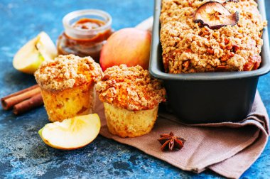 Ev yapımı elma pasta ve kek ile karamel mavi taş zemin üzerine çöker. Yakın çekim.