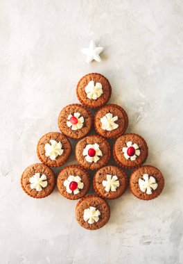 Brownie ortaçağ halk ozanı pasta beyaz zemin üzerinde. Festival tatlı kavramı.