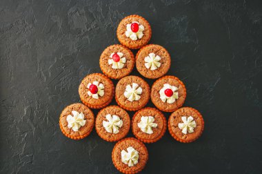 Brownie ortaçağ halk ozanı pasta siyah bir arka plan. Festival tatlı kavramı. Düz yatıyordu.