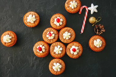 Brownie ortaçağ halk ozanı pasta siyah bir arka plan. Festival tatlı kavramı. Düz yatıyordu.
