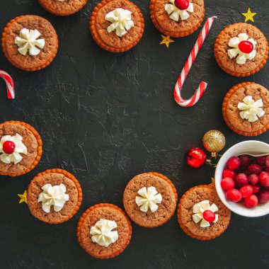 Brownie ortaçağ halk ozanı pasta siyah bir arka plan. Festival tatlı kavramı. Düz yatıyordu.