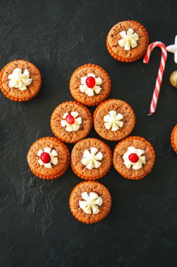 Brownie ortaçağ halk ozanı pasta siyah bir arka plan. Festival tatlı kavramı. Düz yatıyordu.