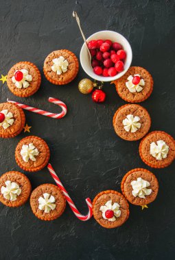Brownie ortaçağ halk ozanı pasta siyah bir arka plan. Festival tatlı kavramı. Düz yatıyordu.