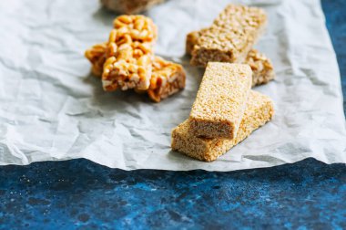 Enerji çubukları bir fırın kağıt üzerinde fındık ile çeşitli. Sağlıklı yemek veya aperatif kavramı
