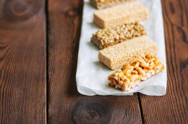 Enerji çubukları bir fırın kağıt üzerinde fındık ile çeşitli. Sağlıklı yemek veya aperatif kavramı