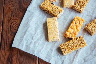 Enerji çubukları bir fırın kağıt üzerinde fındık ile çeşitli. Sağlıklı yemek veya aperatif kavramı