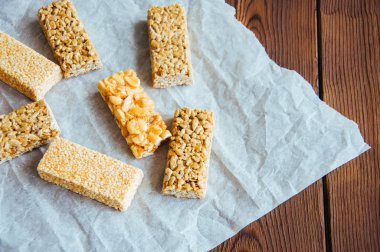 Enerji çubukları bir fırın kağıt üzerinde fındık ile çeşitli. Sağlıklı yemek veya aperatif kavramı