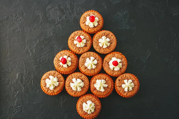 Brownie ortaçağ halk ozanı pasta siyah bir arka plan. Festival tatlı kavramı. Düz yatıyordu.