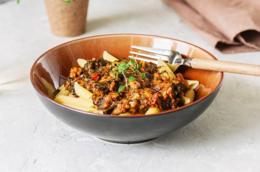 Domates sosu zemin sığır eti makarna beyaz taş zemin üzerine. Tonda.