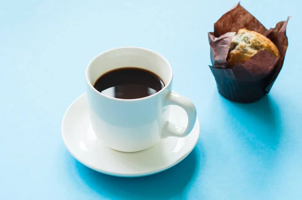 Uma Chávena Café Muffin Mirtilo Num Bacground Azul Fechar — Fotografia de Stock