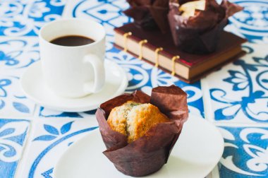 Bir fincan kahve ve çörek bir mavi mutfak çalışma yere. Yakın çekim.