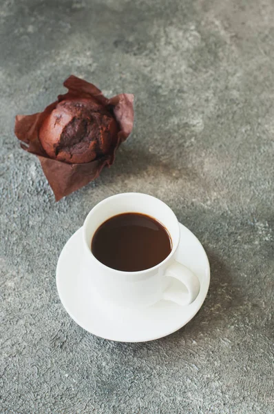 Uma Xícara Café Muffin Chocolate Fundo Cinza Vista Aérea — Fotografia de Stock