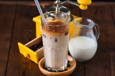 Uzun cam taze buzlu kahve