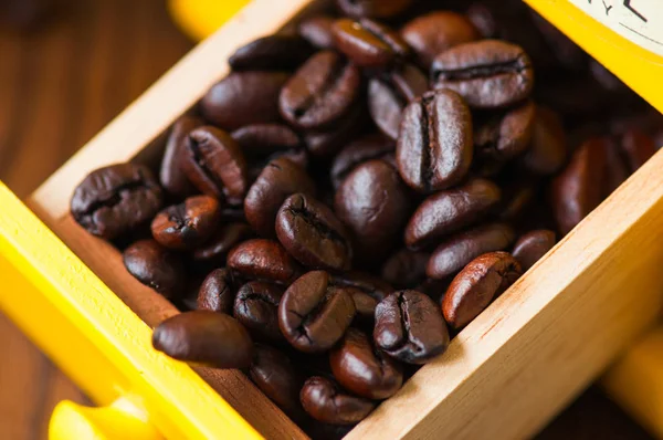 Zbliżenie aromatycznych ciemnych ziaren kawy. — Zdjęcie stockowe
