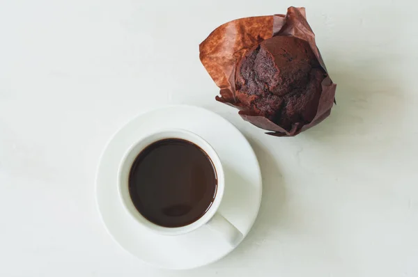 Vista superior da xícara de café e muffin . — Fotografia de Stock