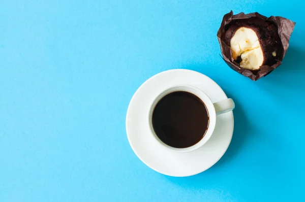 Uma chávena de café e muffin. Espaço de cópia . — Fotografia de Stock