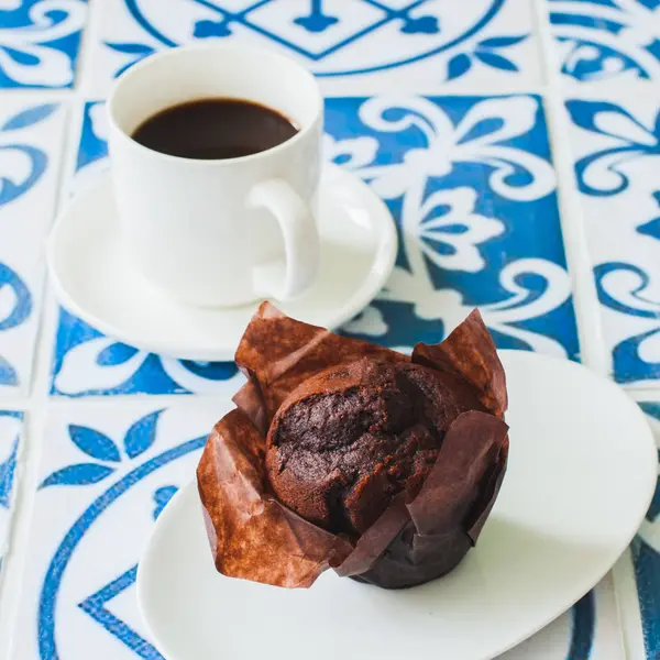 Uma chávena de café e muffin. Fechar . — Fotografia de Stock