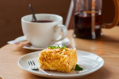 Hamur pasta kek ve masada çay fincan.