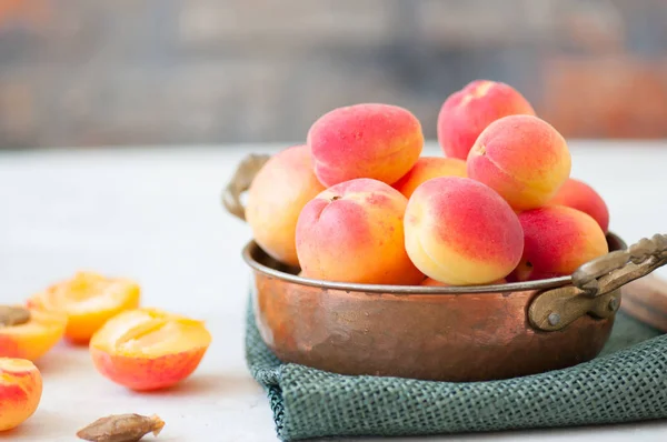 Frische reife Aprikosen in einer Vintage-Schüssel auf einem Sacktuch. Nahaufnahme. — Stockfoto