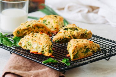 Feta mozarella ve yeşil otlar ile tuzlu çörekler.