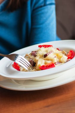 Beyaz tabakta kremsi carbonara makarna