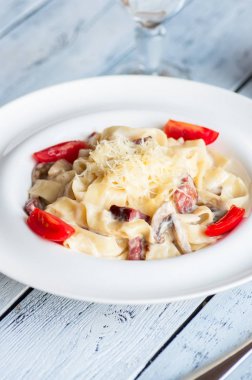 Beyaz tabakta kremsi carbonara makarna