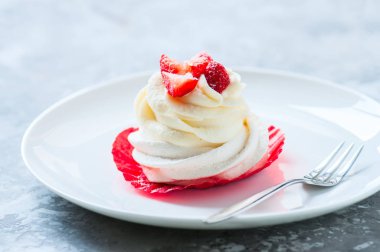 Bir tabakta bir güzel pavlova tatlı.