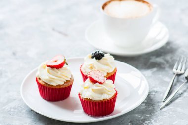 Bir tabakta çilek ile üç lezzetli cupcakes